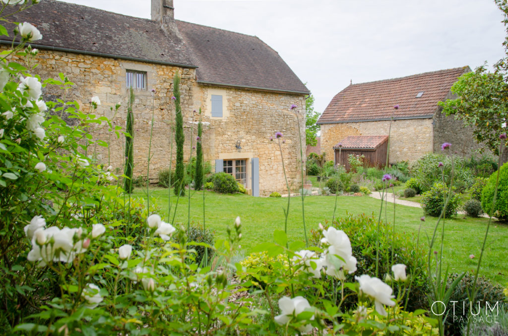 Création d'un jardin d'une maison périgourdine en Dordogne