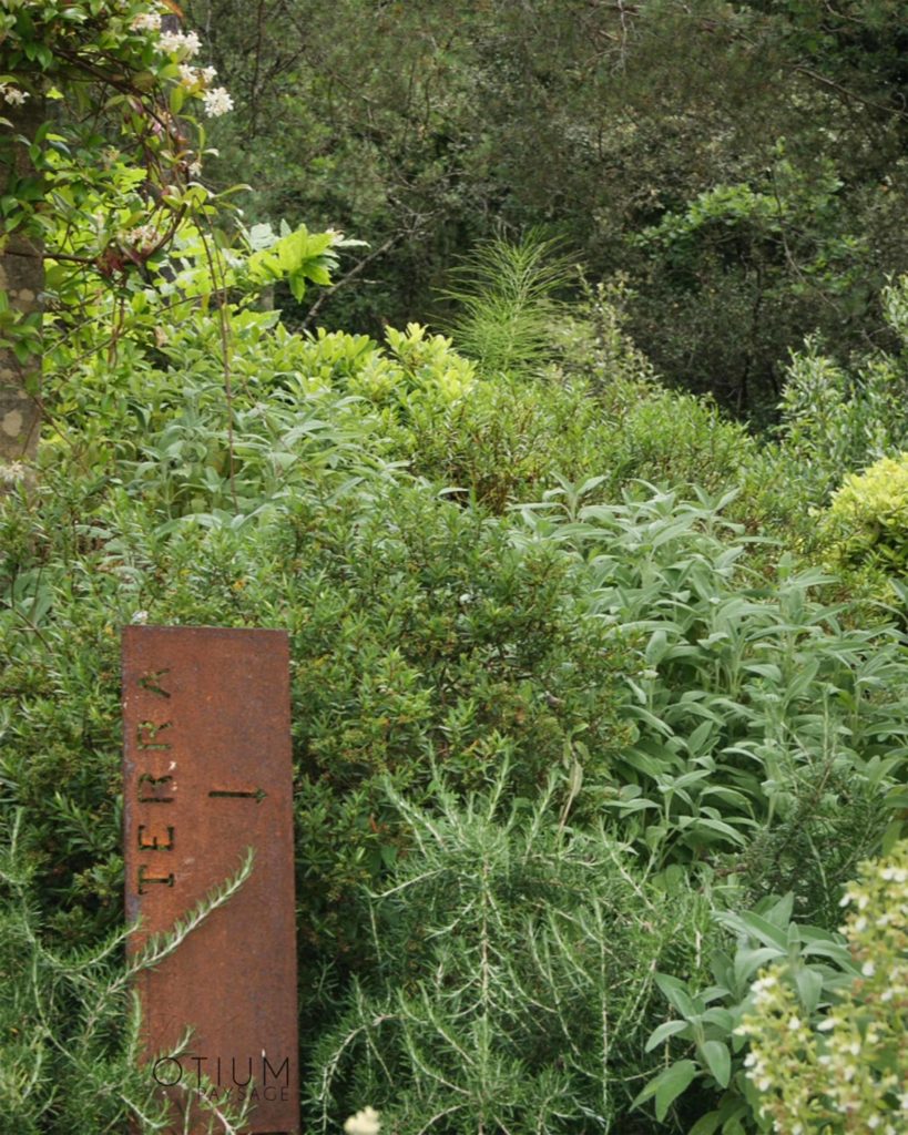Composition de massif végétal avec signalétique en acier corten dans un jardin en Périgord, par Otium Paysage.