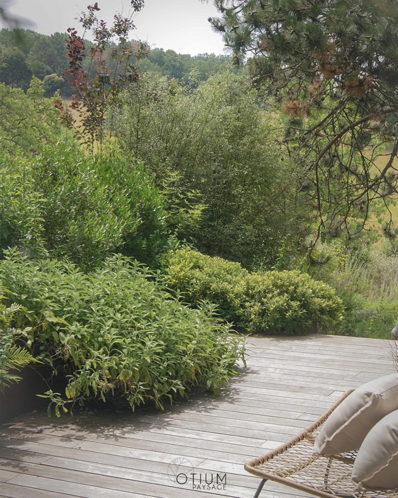 Terrasse en bois avec vue sur la nature, aménagée par Otium Paysage à Castelnaud la Chapelle